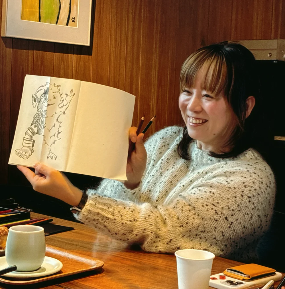 スケッチブックに描いた絵を見せる参加者。
